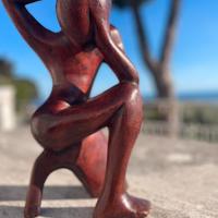 Statua di donna in teak