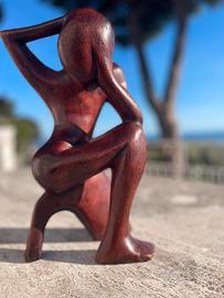 Statua di donna in teak
