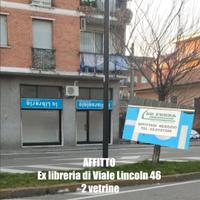 Negozio 2 vetrine su strada