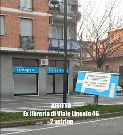 Negozio 2 vetrine su strada