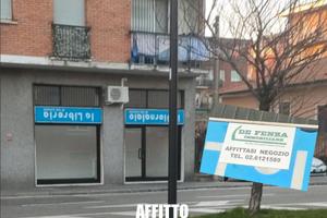 Negozio 2 vetrine su strada