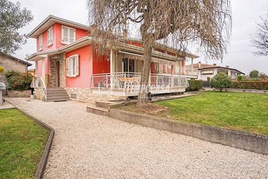 VILLA SINGOLA SU DUE LIVELLI CON TAVERNA E AMPIO G