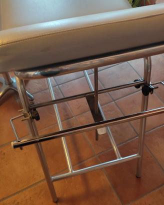 Lettino da ambulatorio con porta rotolo