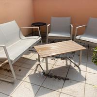 Divanetto e tavolino esterno