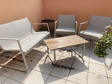 Divanetto e tavolino esterno