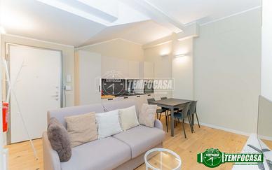 Bilocale ristrutturato con cucina a vista.