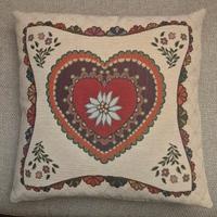 Cuscino decorativo con un design a cuore.