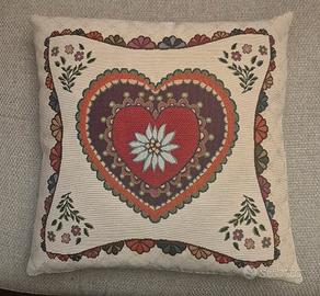 Cuscino decorativo con un design a cuore.