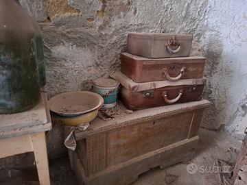 Cassa e valigie antiche