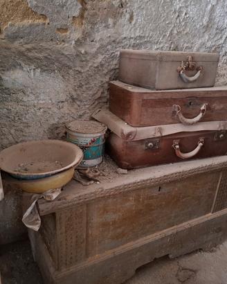 Cassa e valigie antiche