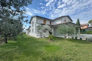 PORZIONE DI BIFAMILIARE A SPELLO