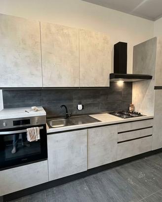 Cucina grigia moderna completa di elettrodomestici