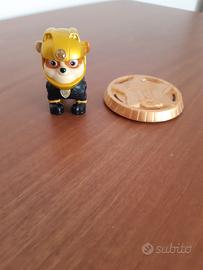 Paw Patrol personaggio Rubble con distintivo