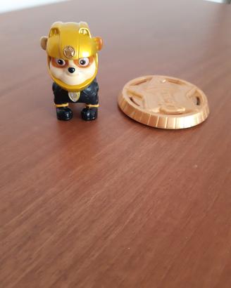 Paw Patrol personaggio Rubble con distintivo