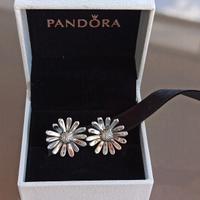 PANDORA Orecchini pavè a lobo Margherite 298812C01