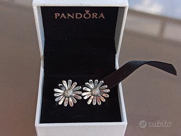 PANDORA Orecchini pavè a lobo Margherite 298812C01