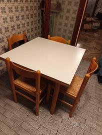 Tavolo da cucina con sedie 