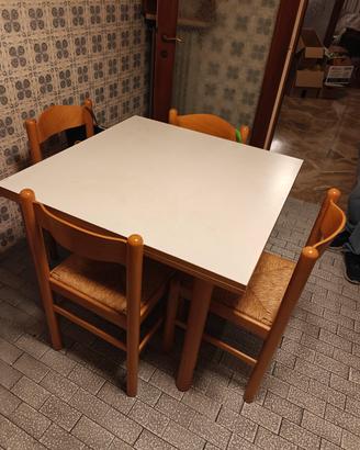 Tavolo da cucina con sedie 