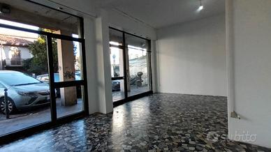 Negozio con 2 vetrine e bagno