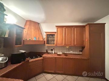 CUCINA IN LEGNO E GRANITO