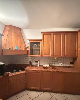 CUCINA IN LEGNO E GRANITO