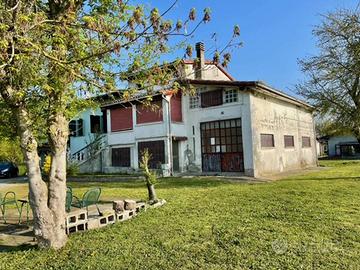 Bifamiliare da ristrutturare con m² 1500 di giardi