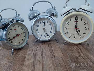 Tre sveglie con campanelli