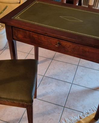 Scrivania in legno antico