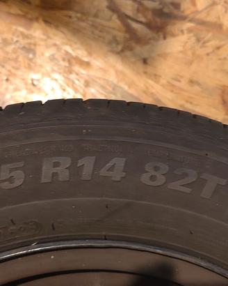 4 gomme NUOVE con cerchi e copricerchi 