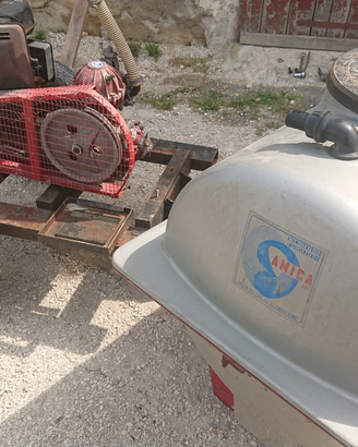Motore a benzina con pompa e botte atomizzatrice