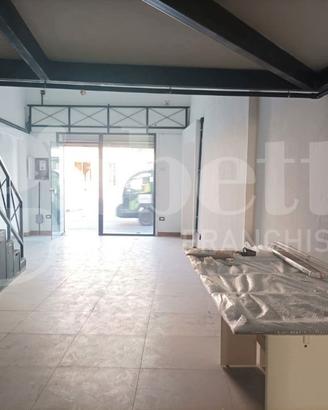 Centro storico, locale commerciale con soppalco