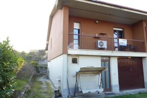 VILLA A SCHIERA A SANTA MARIA DELLA VERSA