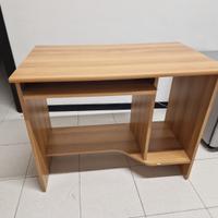 Piccola scrivania per computer in legno