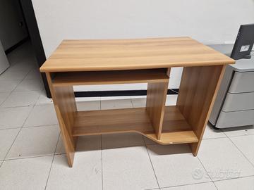 Piccola scrivania per computer in legno