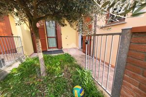 VILLA A SCHIERA A RUSSI