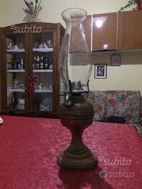 Lume antico con base e ampolla a Scanzano Jonico