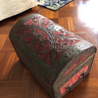 Antico baule monetiere in ferro forgiato e velluto