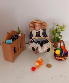 dollhouse miniature bambola in ceramica in salotto