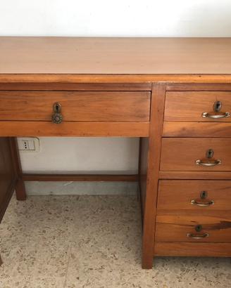 Scrivania in legno