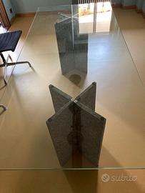 tavolo in cristallo supportato da basi in pietra