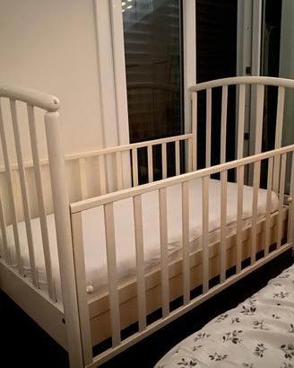 Lettino per bambini con un cassetto