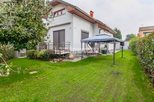 ELEGANTE VILLA INDIPENDENTE SU TRE LIVELLI CON AMP