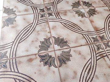 Pavimento cerchi e fiori