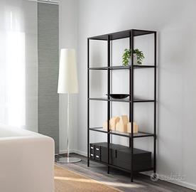 Scaffale in metallo e vetro