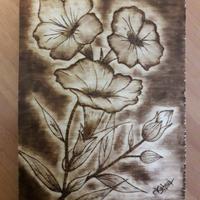 Disegno fiori pirografato sul legno