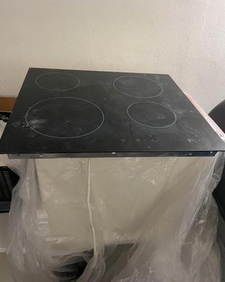 Piano a induzione e cappa cucina