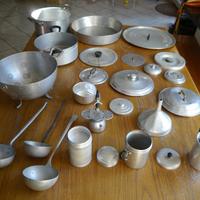 Lotto vecchi oggetti in alluminio cucina