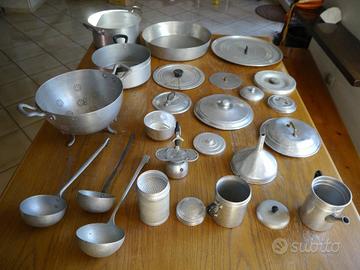 Lotto vecchi oggetti in alluminio cucina