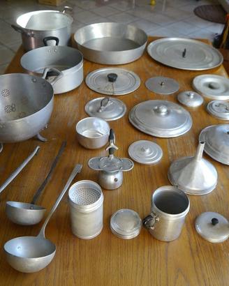Lotto vecchi oggetti in alluminio cucina