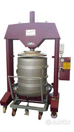 Pressa verticale per uva